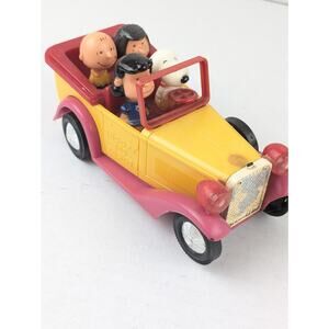 Vintage 1972 Peanuts Snoopy & Friends Toy Car Charlie Brown Lucy Linus Vehicle